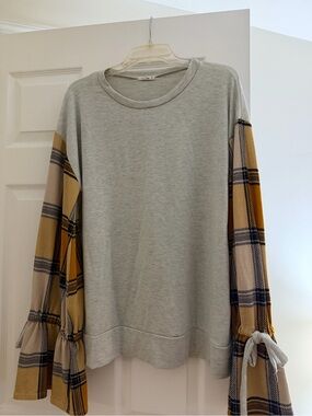 Casual Gray Pullover Blouse with Yellow Plaid Sleeves